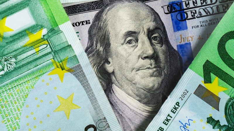 گزارش COT؛ کاهش قراردادهای فروش دلار، عدم تغییر معاملات خرید یورو