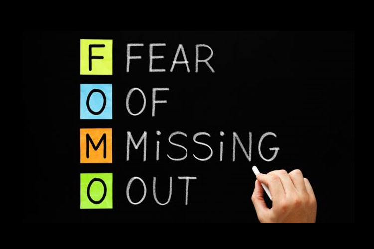 ترس از دست دادن یا FOMO می‌تواند منجر به ورود به معاملات بدون تامل کافی یا بستن معاملات در لحظات نامناسب شود